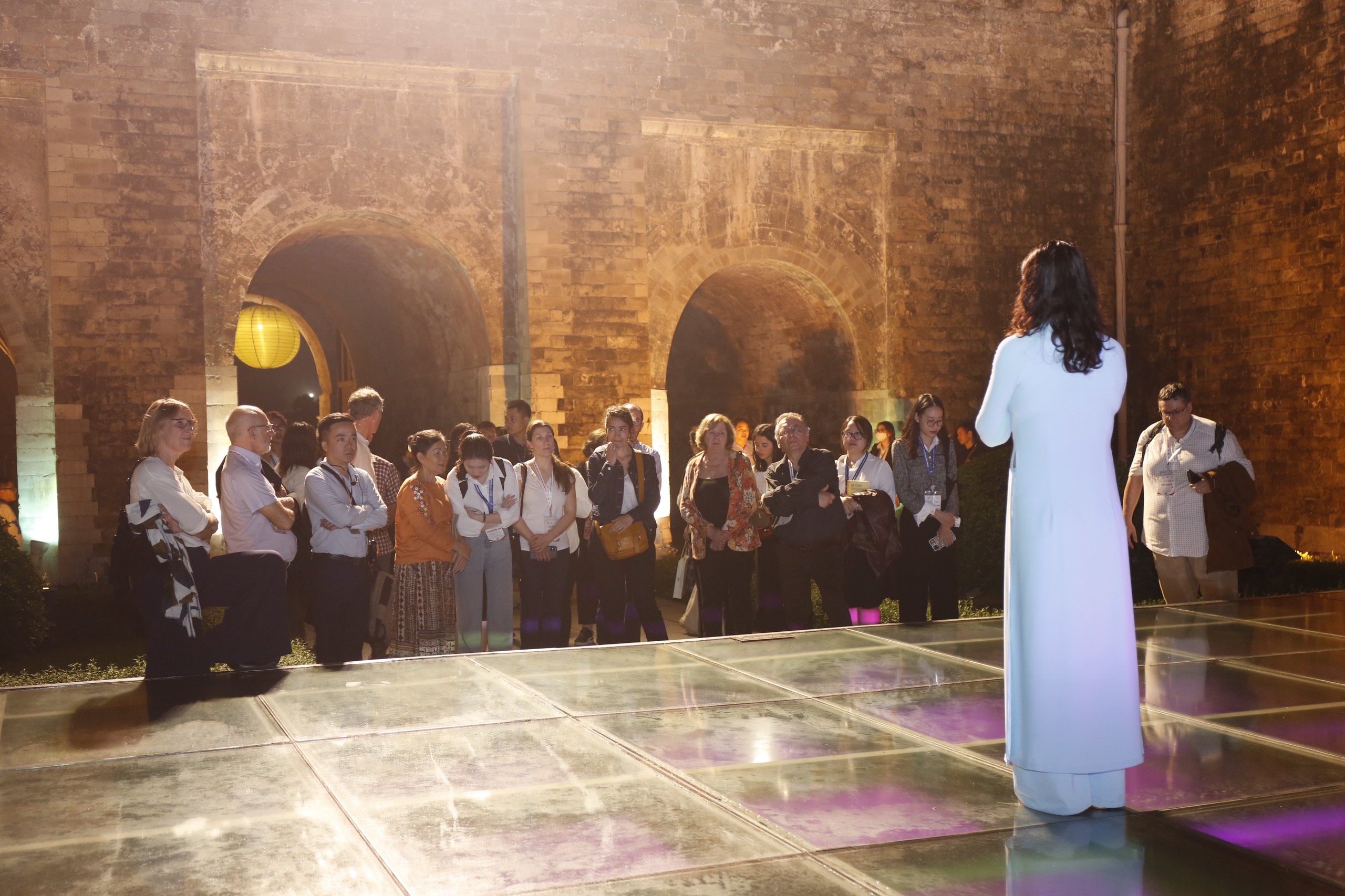 Đoàn đại biểu Việt-Pháp tham quan Văn Miếu- Quốc Tử Giám và Hoàng Thành Thăng Long - ảnh 1