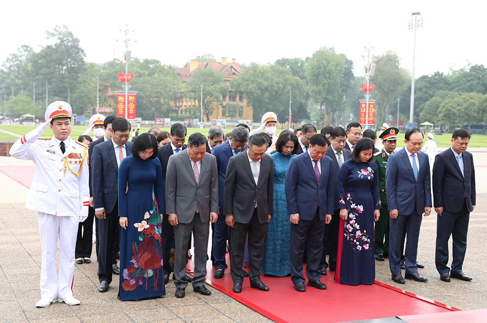 Lãnh đạo Đảng, Nhà nước và thành phố Hà Nội vào Lăng viếng Chủ tịch Hồ Chí Minh - ảnh 2