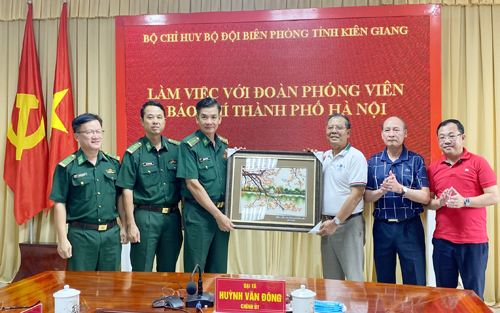 Đoàn cán bộ, phóng viên các cơ quan báo chí Hà Nội thăm và làm việc với Bộ Chỉ huy Biên phòng tỉnh Kiên Giang - ảnh 2