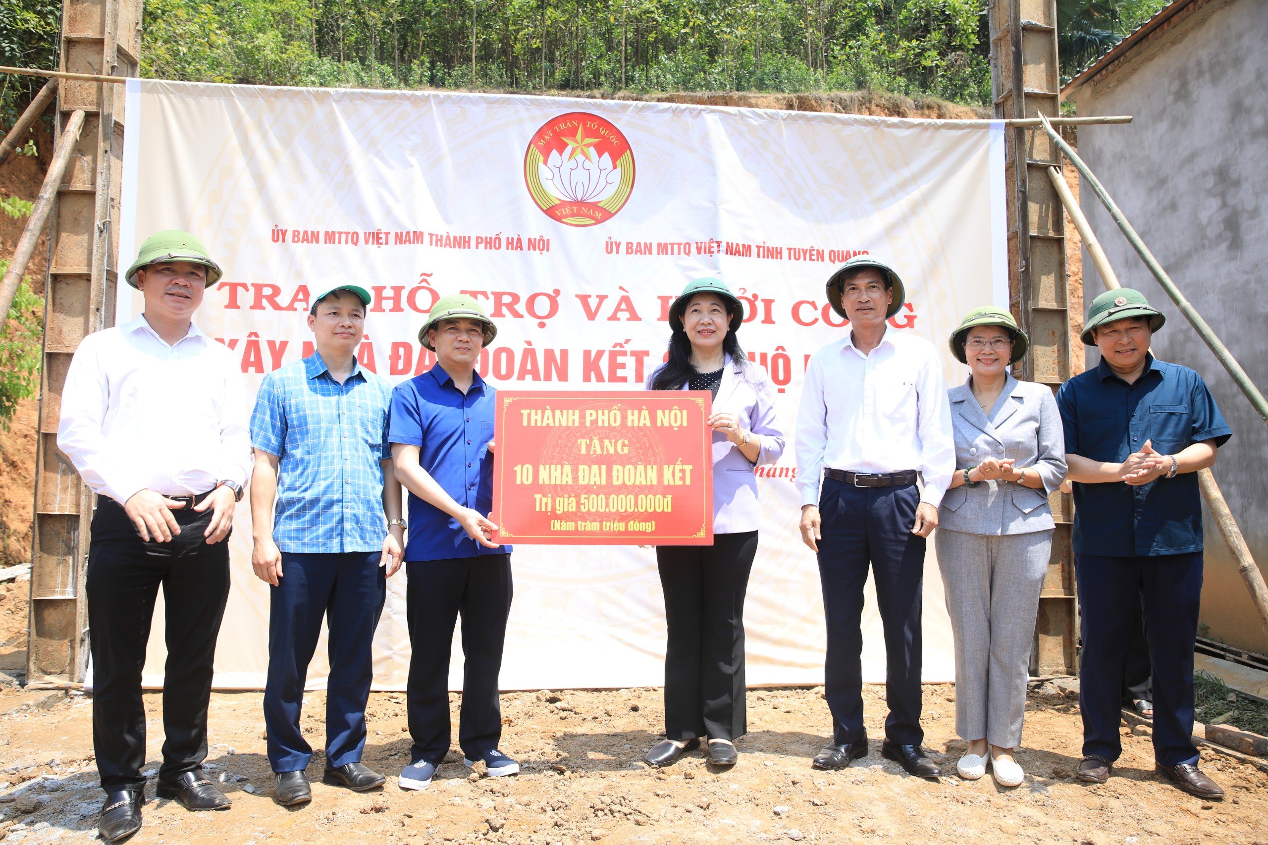 Hà Nội hỗ trợ tỉnh Tuyên Quang xây dựng 10 nhà Đại đoàn kết - ảnh 2