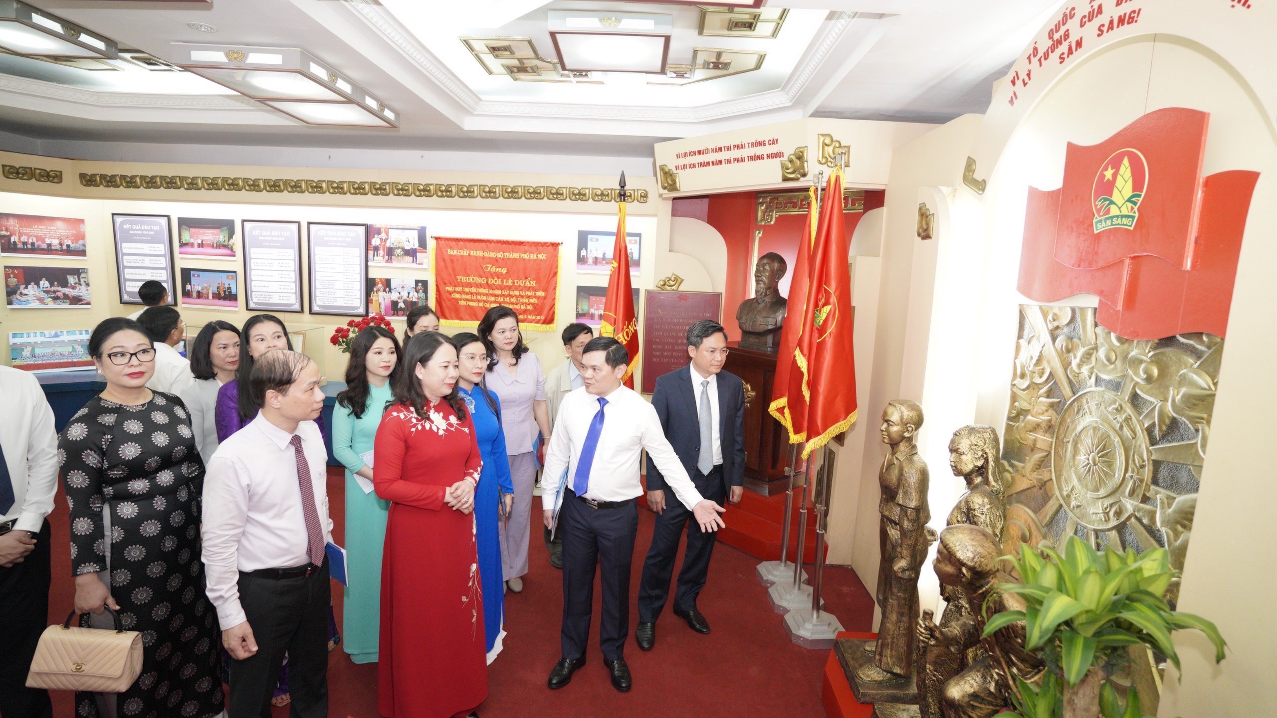 Trường Lê Duẩn kỷ niệm 40 năm Ngày thành lập và đón nhận Huân chương Lao động hạng Nhì lần thứ hai - ảnh 1