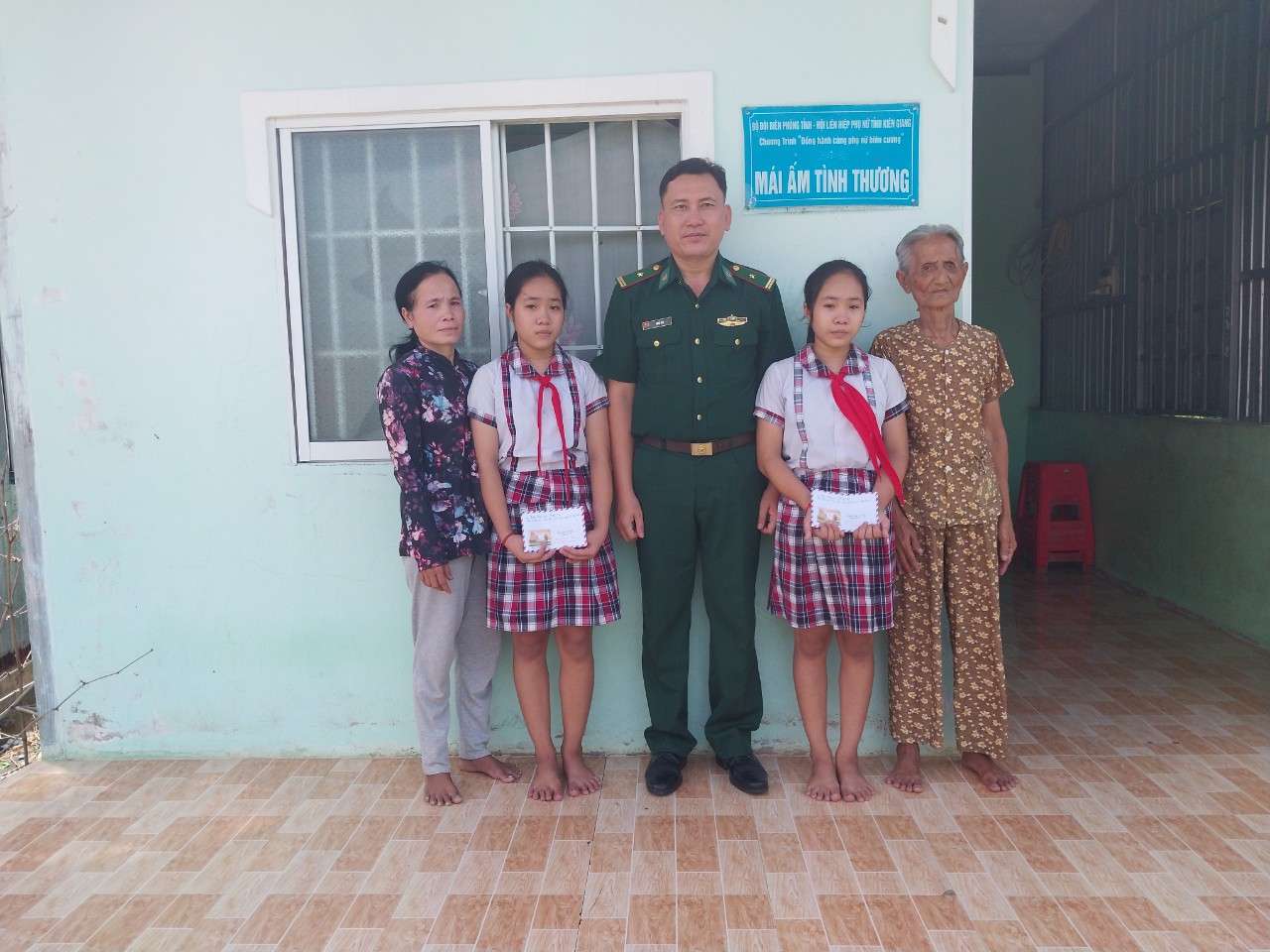 Cán bộ, chiến sĩ nâng bước trẻ em dân tộc thiểu số tới trường - ảnh 1