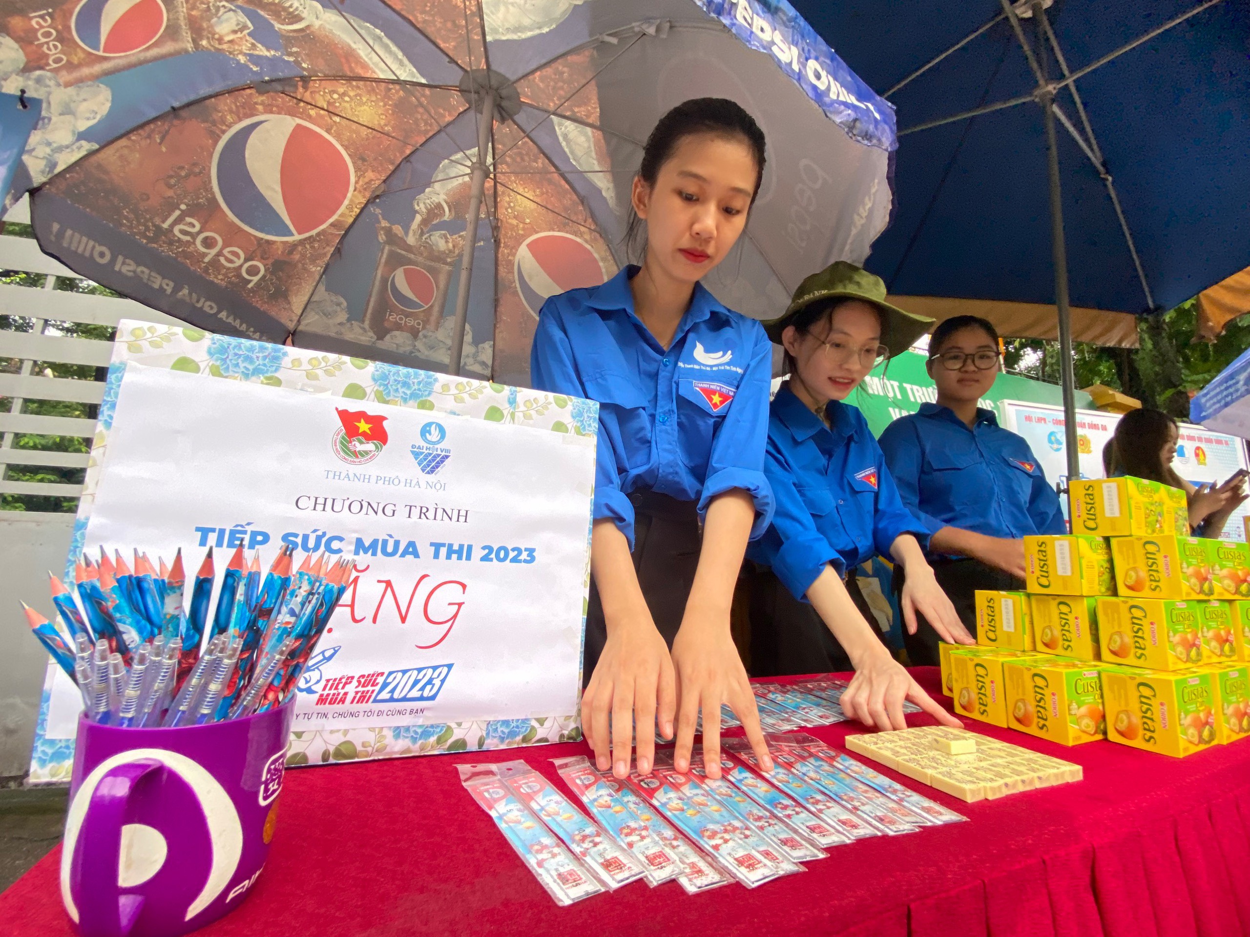 Kỳ thi tốt nghiệp THPT năm 2023: Tình nguyện viên Hà Nội có mặt tại 189 điểm thi - ảnh 2