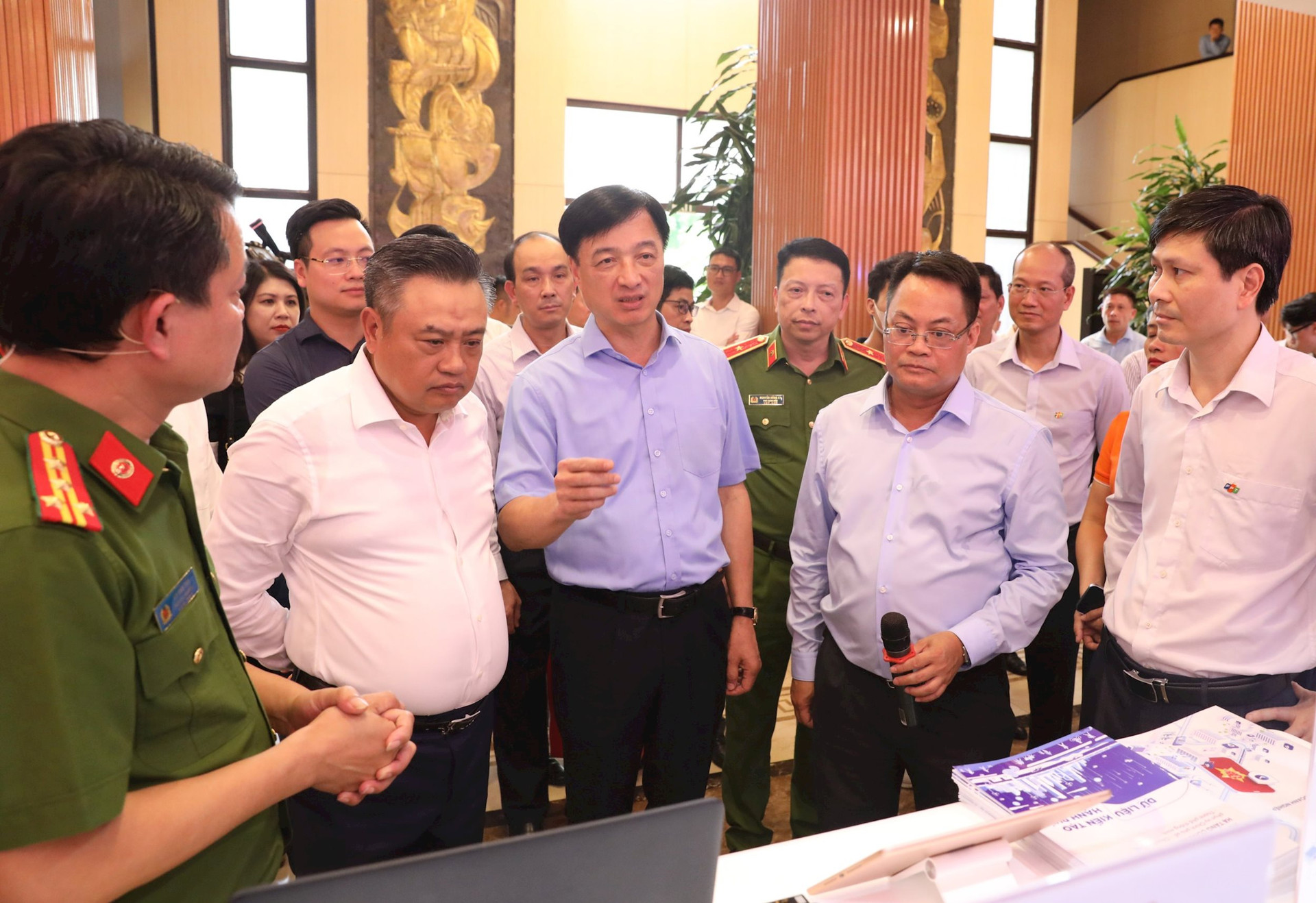 Hà Nội: Nhiều tập thể, cá nhân được tặng Bằng khen trong thực hiện chuyển đổi số và Đề án 06 - ảnh 2