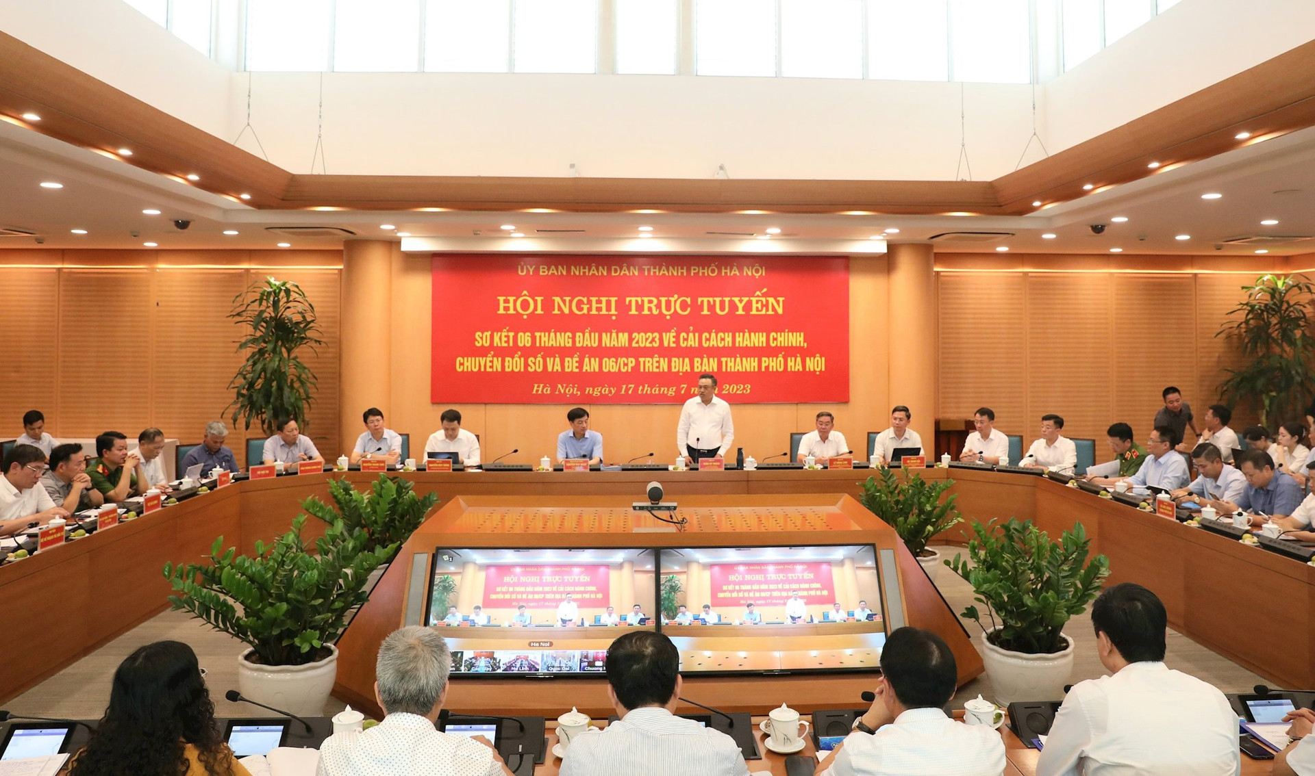 Hà Nội: Nhiều tập thể, cá nhân được tặng Bằng khen trong thực hiện chuyển đổi số và Đề án 06 - ảnh 1