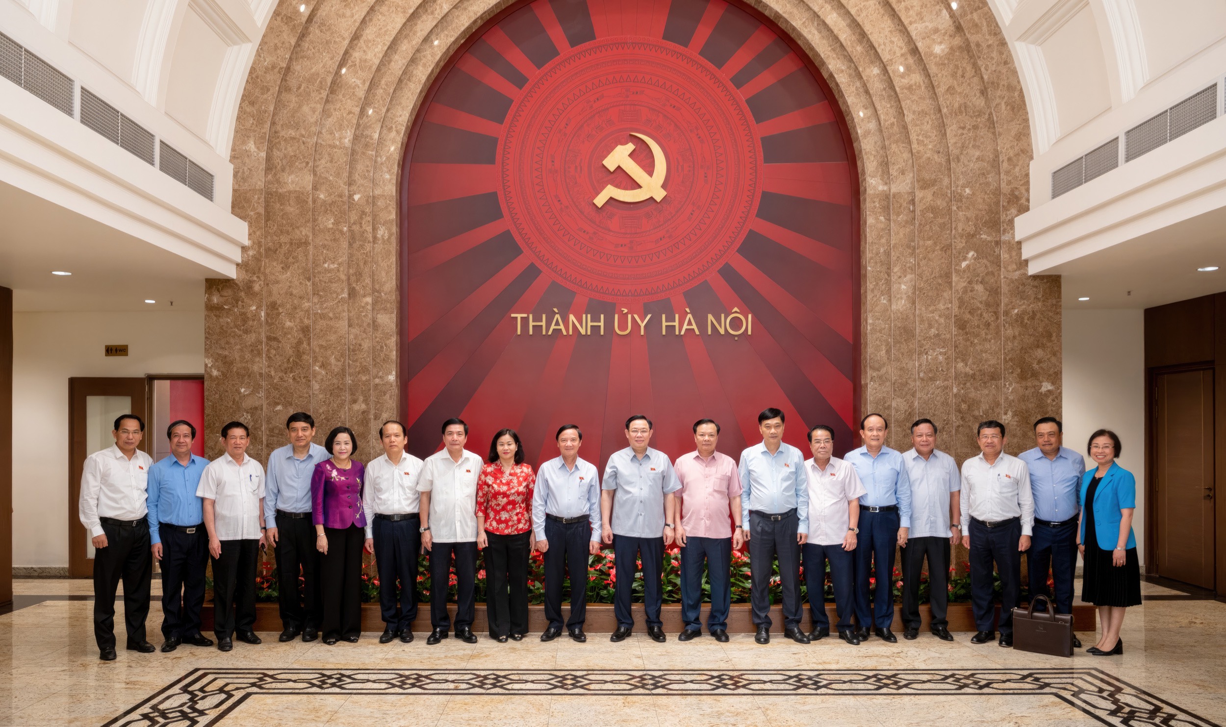 Chủ tịch Quốc hội Vương Đình Huệ chủ trì làm việc với Ban Thường vụ Thành ủy Hà Nội - ảnh 2
