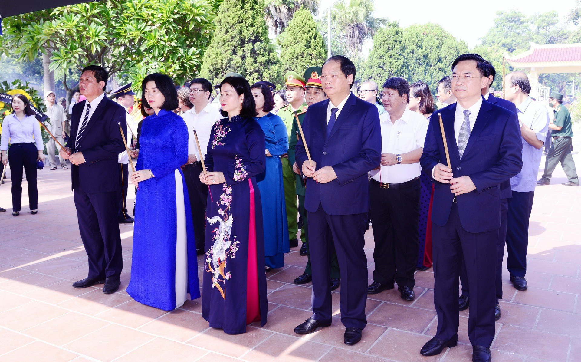 Biết ơn sâu sắc đối với các vị tiền bối cách mạng và các Anh hùng liệt sĩ - ảnh 1