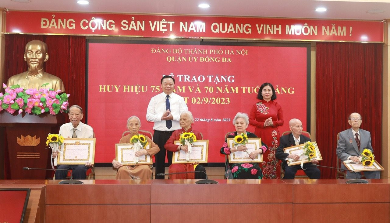 Trao Huy hiệu Đảng Huy 75 năm và 70 năm tuổi Đảng cho các Đảng viên quận Đống Đa - ảnh 1