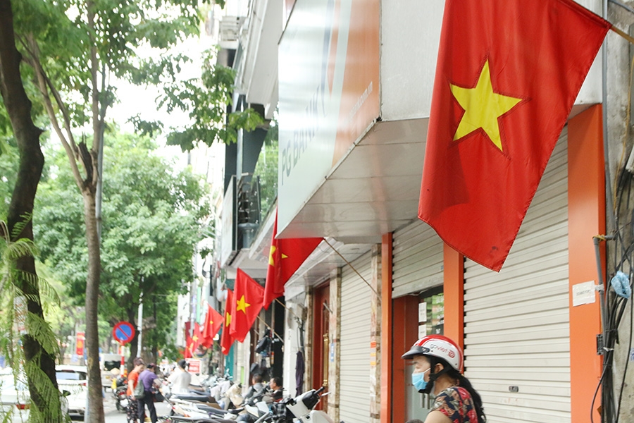 Phố phường Hà Nội rực rỡ sắc màu chào mừng Quốc Khánh 2/9 - ảnh 4