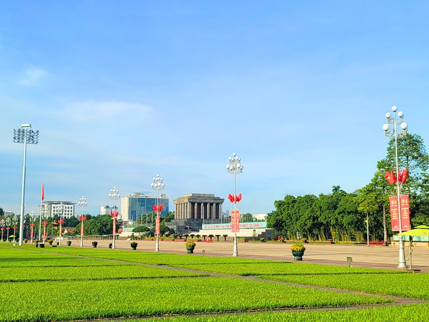 Phố phường Hà Nội rực rỡ sắc màu chào mừng Quốc Khánh 2/9 - ảnh 1