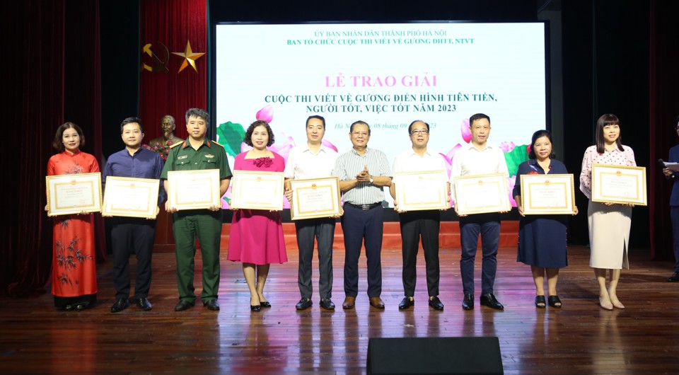 Hà Nội trao giải “Cuộc thi viết về gương điển hình tiên tiến, người tốt, việc tốt năm 2023” - ảnh 1