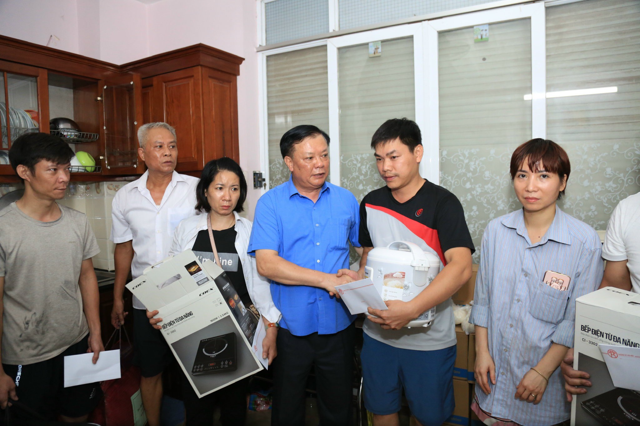 Bí thư Thành ủy Đinh Tiến Dũng thăm, động viên, trao hỗ trợ cho nạn nhân vụ cháy tại Thanh Xuân - ảnh 1
