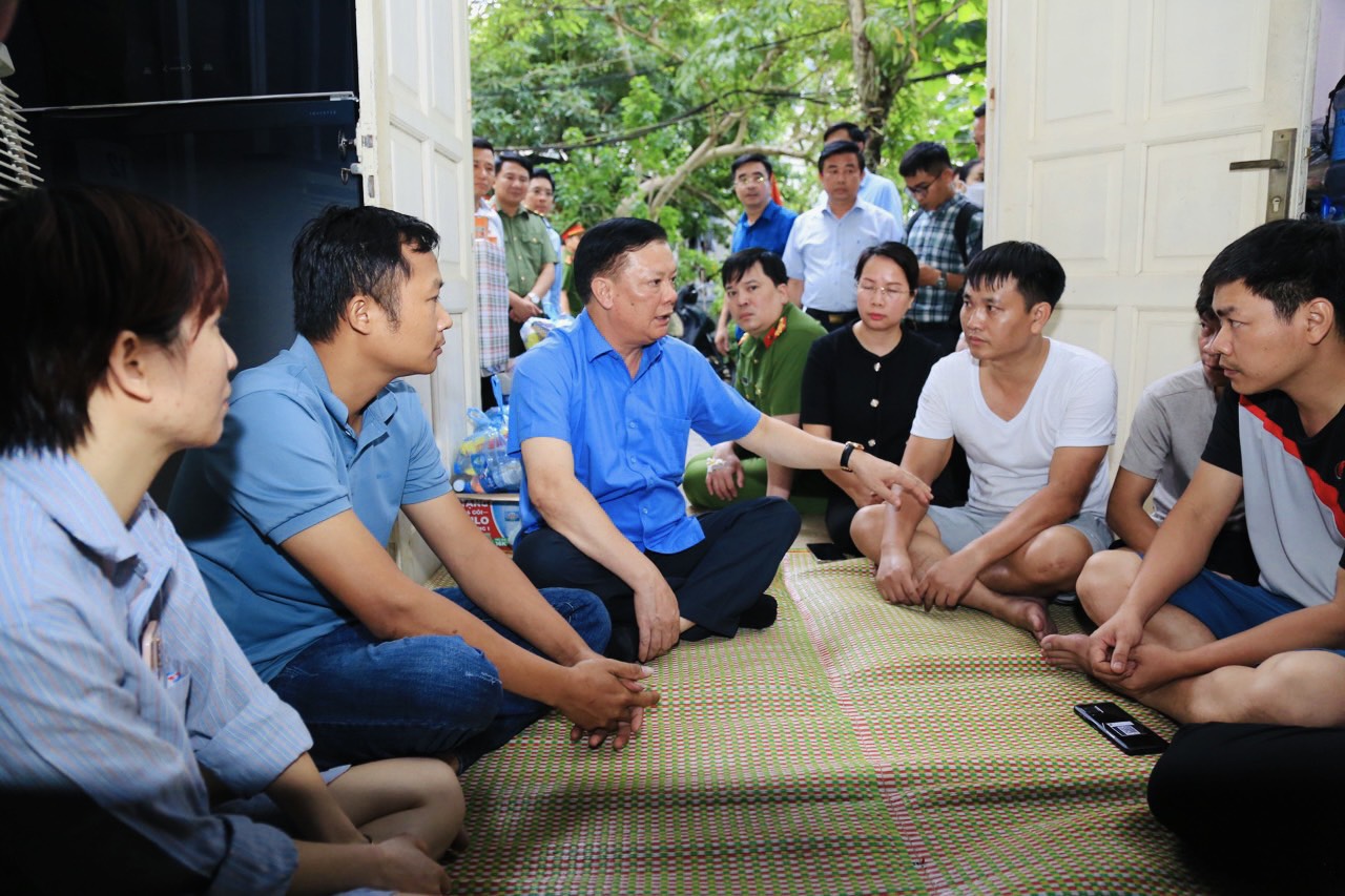 Bí thư Thành ủy Đinh Tiến Dũng thăm, động viên, trao hỗ trợ cho nạn nhân vụ cháy tại Thanh Xuân - ảnh 2
