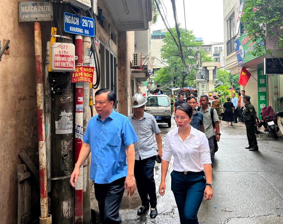 Phó Thủ tướng Chính phủ Trần Lưu Quang và Bí thư Thành ủy Đinh Tiến Dũng kiểm tra hiện trường vụ cháy tại quận Thanh Xuân - ảnh 2