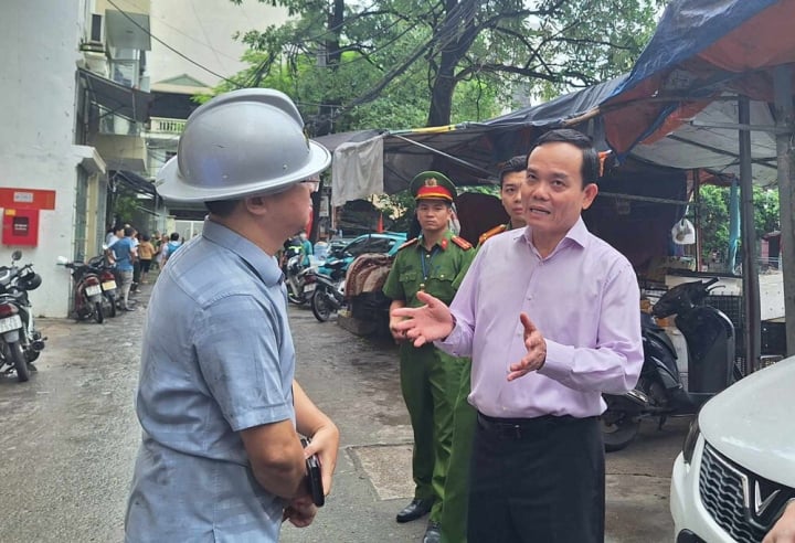 Phó Thủ tướng Chính phủ Trần Lưu Quang và Bí thư Thành ủy Đinh Tiến Dũng kiểm tra hiện trường vụ cháy tại quận Thanh Xuân - ảnh 1