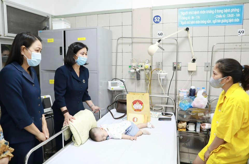 Lãnh đạo Thành phố Hà Nội tiếp tục thăm, động viên nạn nhân vụ cháy chung cư mini - ảnh 1