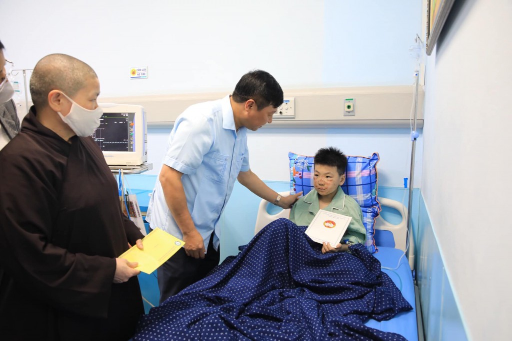 Ủy ban MTTQ Việt Nam Thành phố là nơi tiếp nhận ủng hộ tới các nạn nhân vụ cháy chung cư mini ở Thanh Xuân - ảnh 1