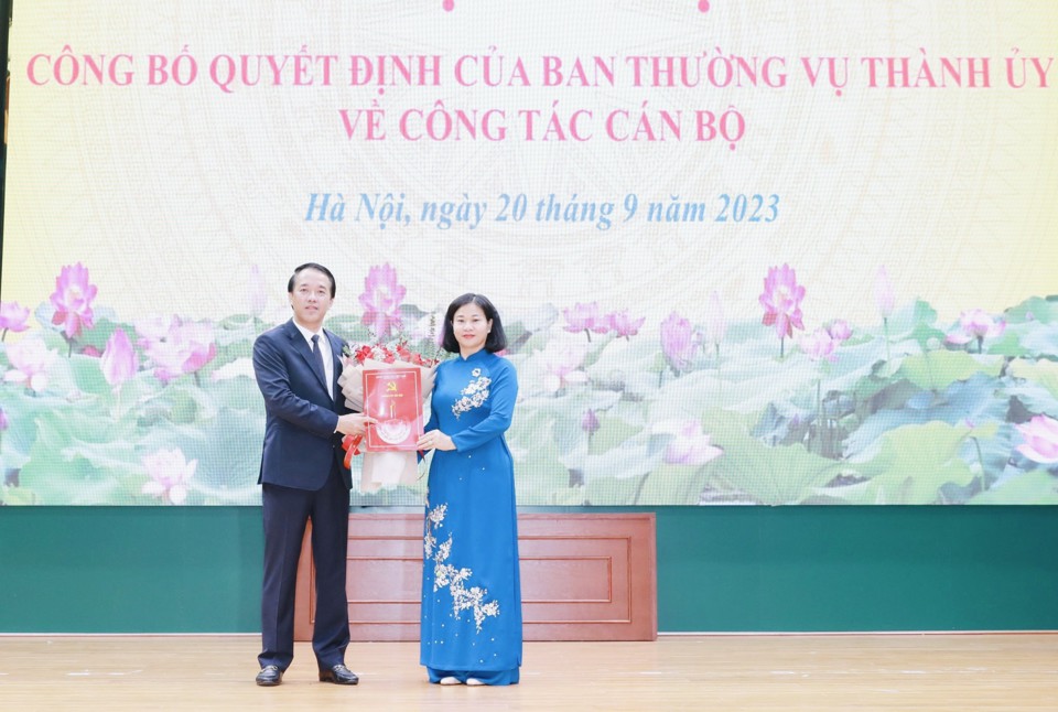 Phó Bí thư Thường trực Thành ủy Nguyễn Thị Tuyến trao quyết định cho ông Lưu Ngọc Hà giữ chức Bí thư Quận uỷ Bắc Từ Liêm - ảnh 1