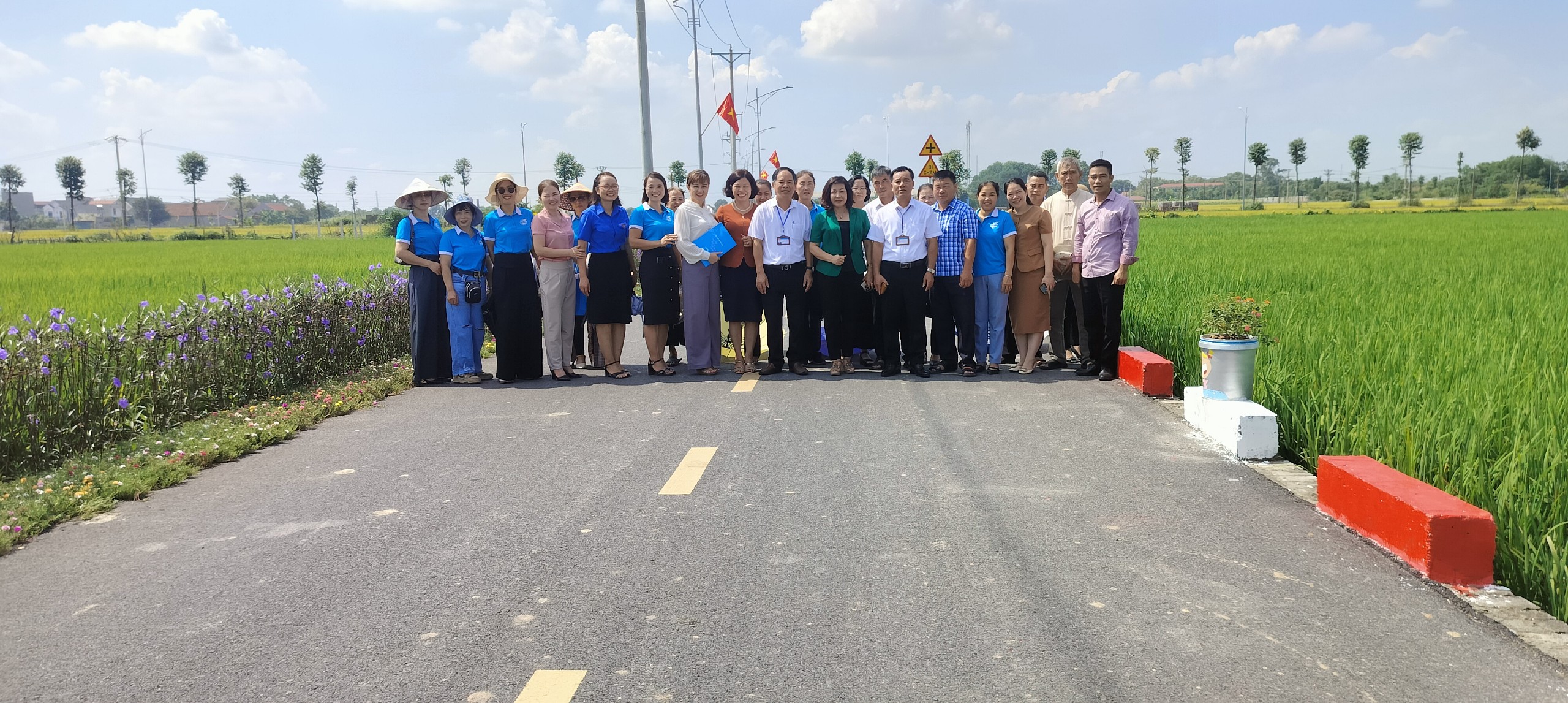 “Đoạn đường/tuyến phố nở hoa” giúp Hà Nội trở thành nơi đáng sống - ảnh 3