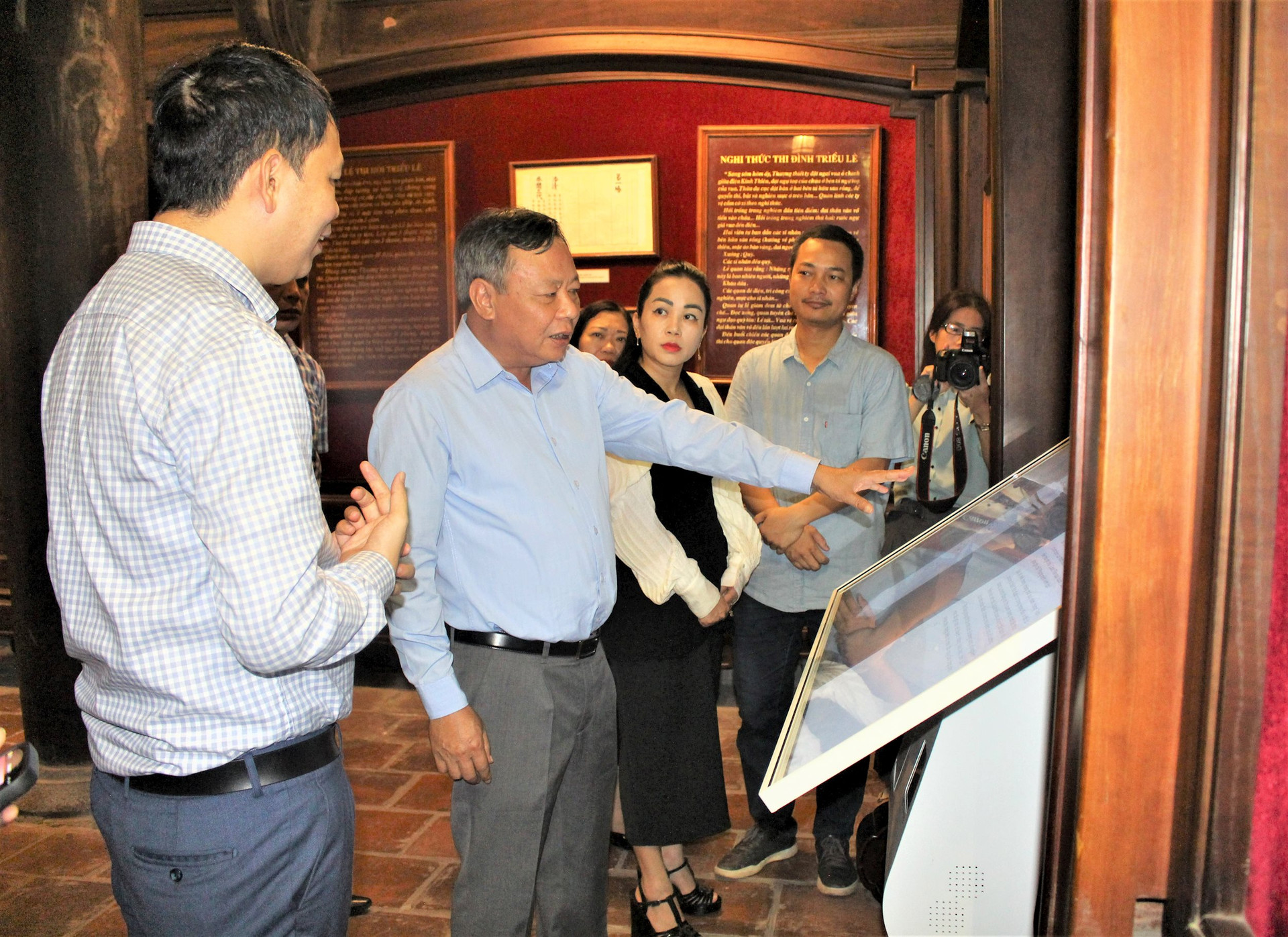 Lãnh đạo Thành phố tham quan, động viên các đơn vị tham dự Tuần lễ thiết kế Việt Nam - VietNam Design Week 2023 lần thứ 4 - ảnh 1