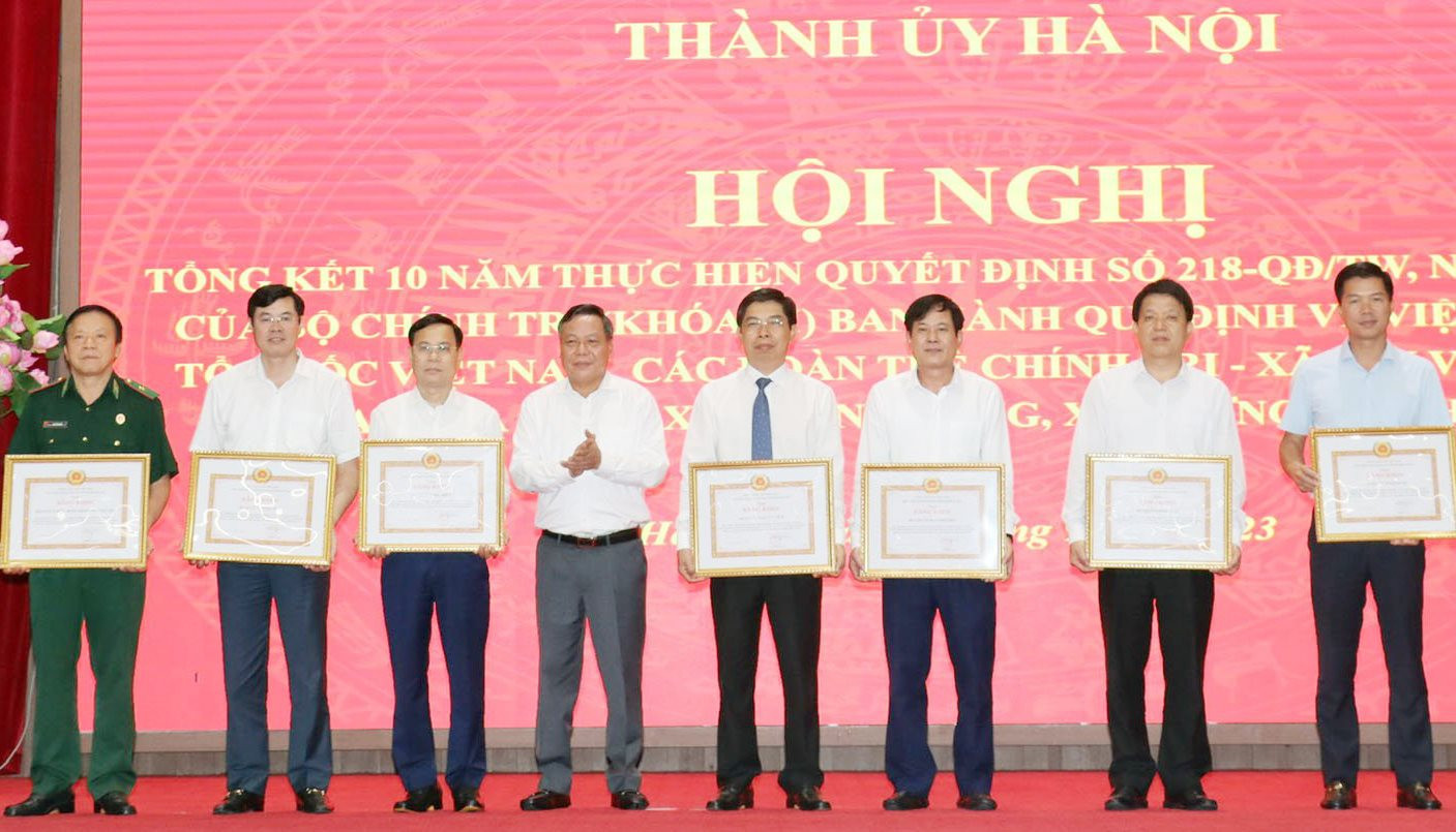 Phát huy dân chủ trong Đảng, xã hội và phải dựa vào dân để xây dựng Đảng, xây dựng chính quyền - ảnh 1