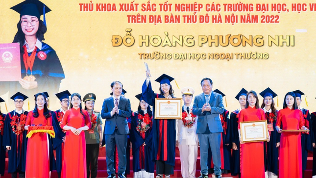 Hà Nội tuyên dương 96 thủ khoa xuất sắc tốt nghiệp các trường đại học, học viện - ảnh 1