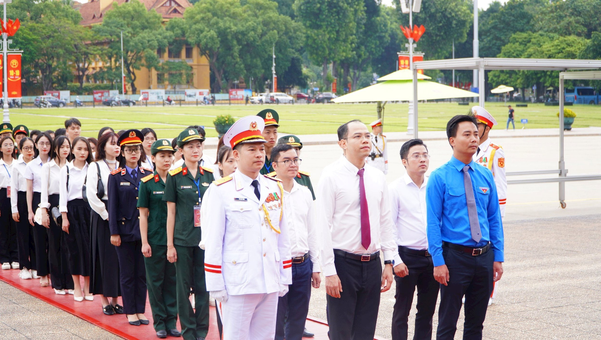 Các thủ khoa xuất sắc Thủ đô Hà Nội báo công dâng Bác - ảnh 1