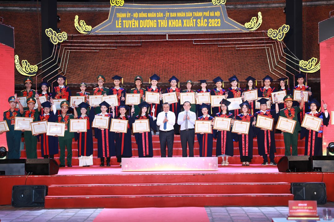 Tuyên dương, tôn vinh thủ khoa là việc làm thiết thực, có tác dụng khích lệ, động viên kịp thời các thế hệ trẻ - ảnh 1