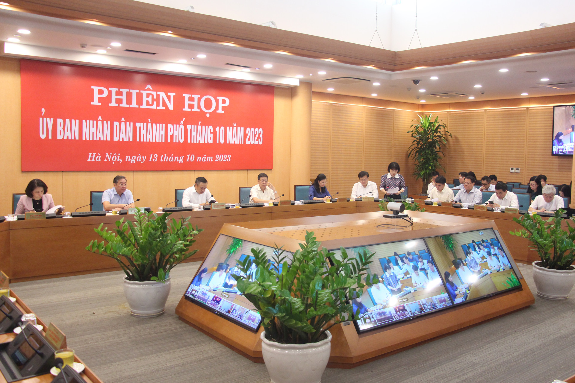 Chủ tịch UBND thành phố Trần Sỹ Thanh chủ trì phiên họp thường kỳ tháng 10 - ảnh 1