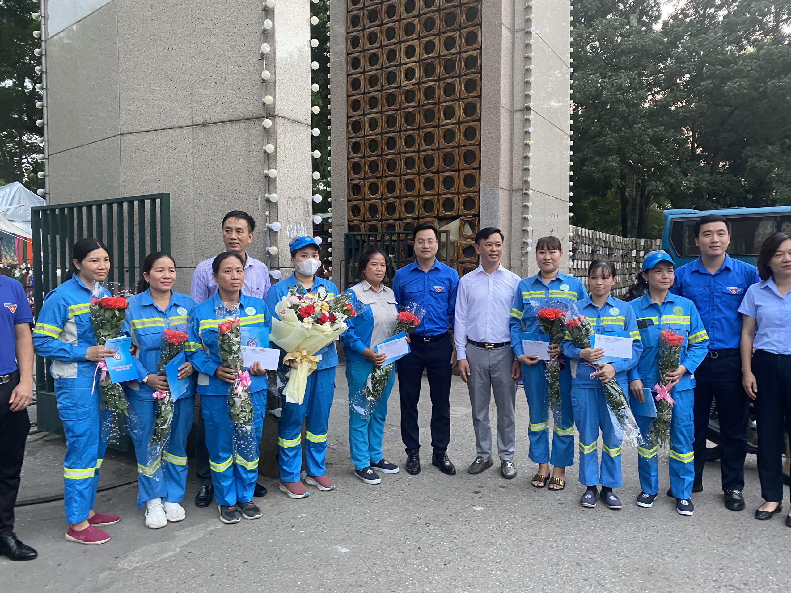 Hoa về trên phố: Niềm vui dành cho nữ công nhân môi trường nhân ngày Phụ nữ Việt Nam - ảnh 3