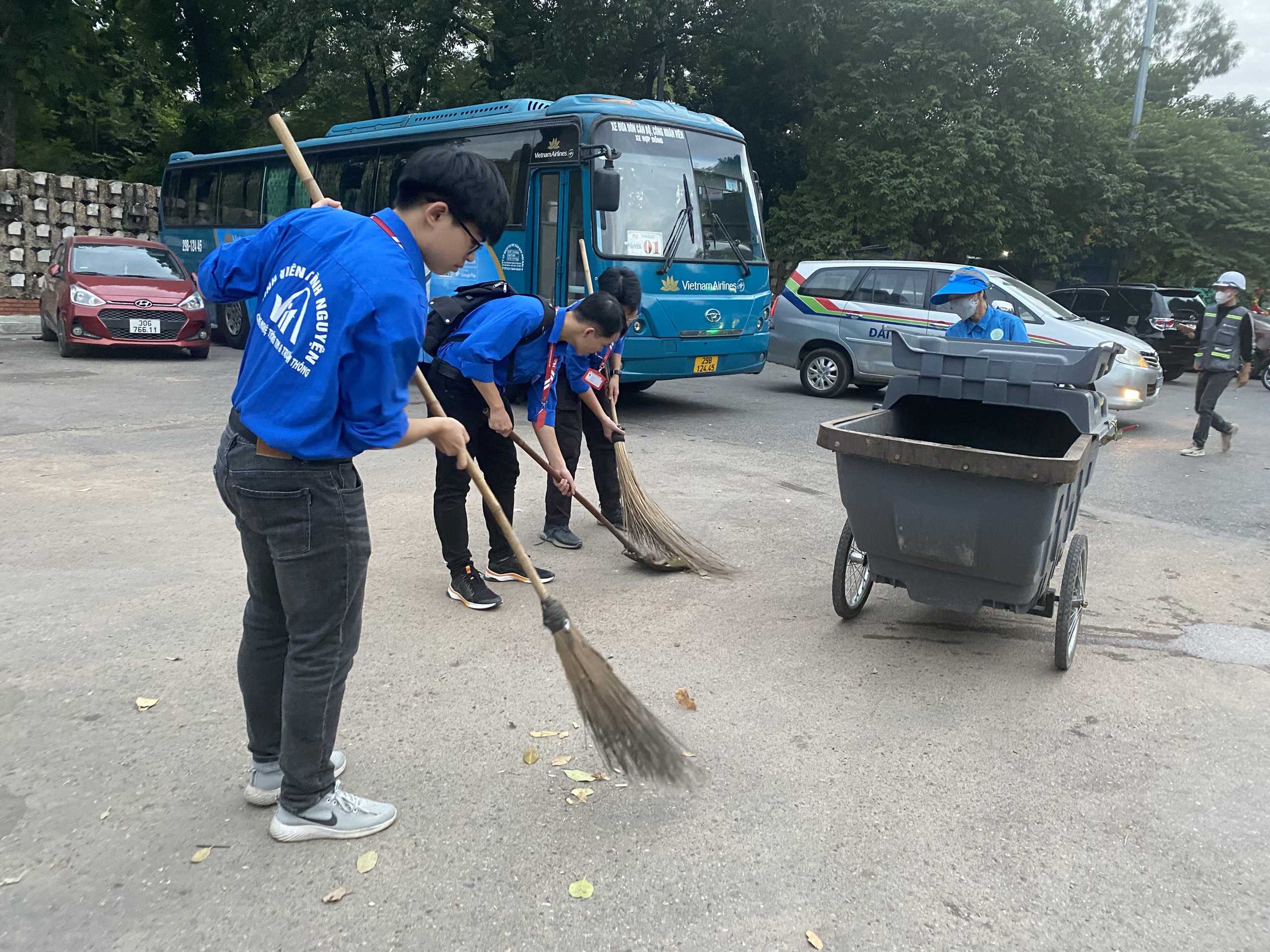 Hoa về trên phố: Niềm vui dành cho nữ công nhân môi trường nhân ngày Phụ nữ Việt Nam - ảnh 1