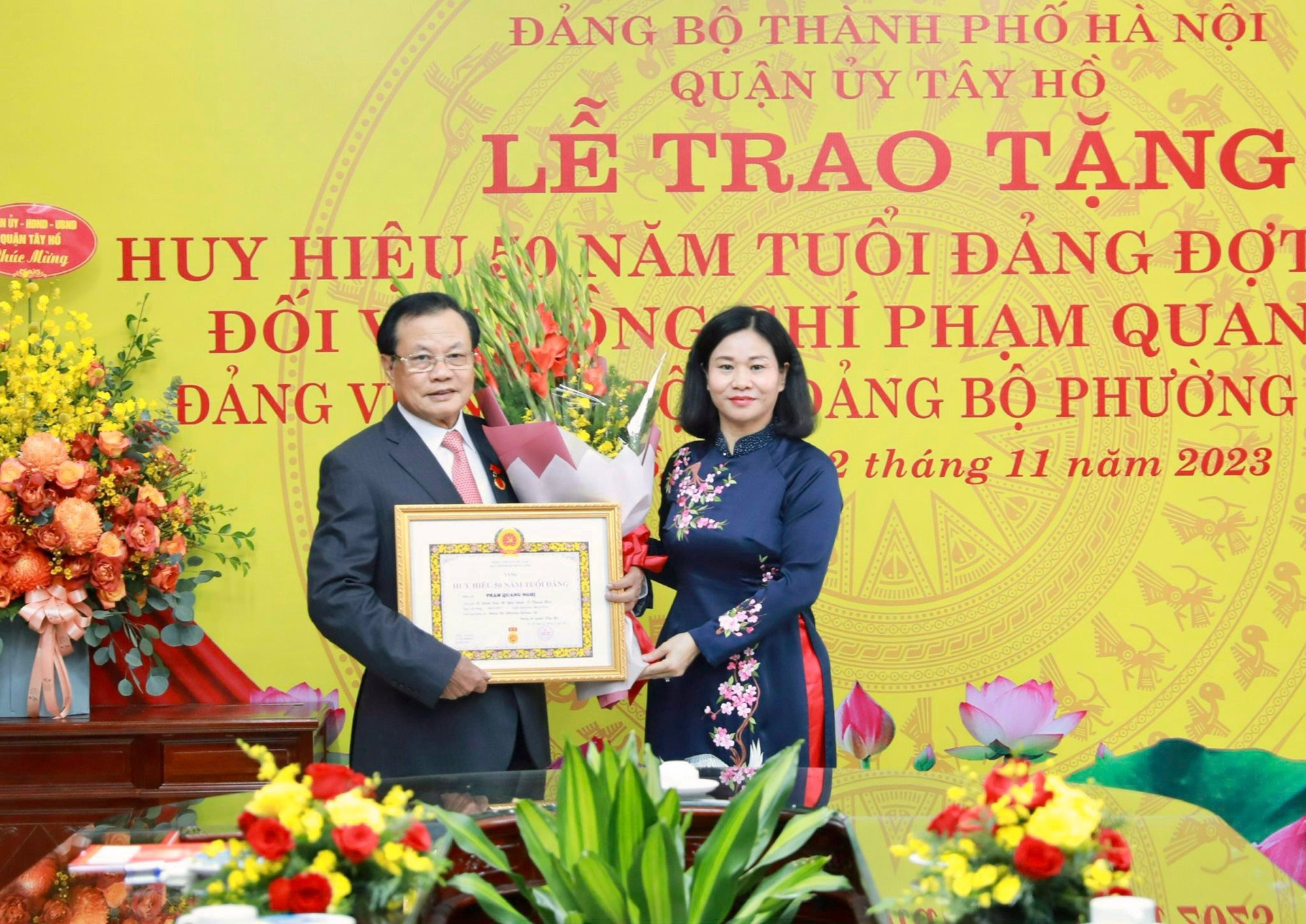 Trao Huy hiệu 50 năm tuổi Đảng cho đồng chí Nguyên Bí thư Thành ủy Hà Nội Phạm Quang Nghị - ảnh 1