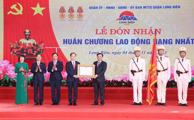 Kỷ niệm 20 năm thành lập, quận Long Biên đón nhận Huân chương Lao động hạng Nhất - ảnh 1