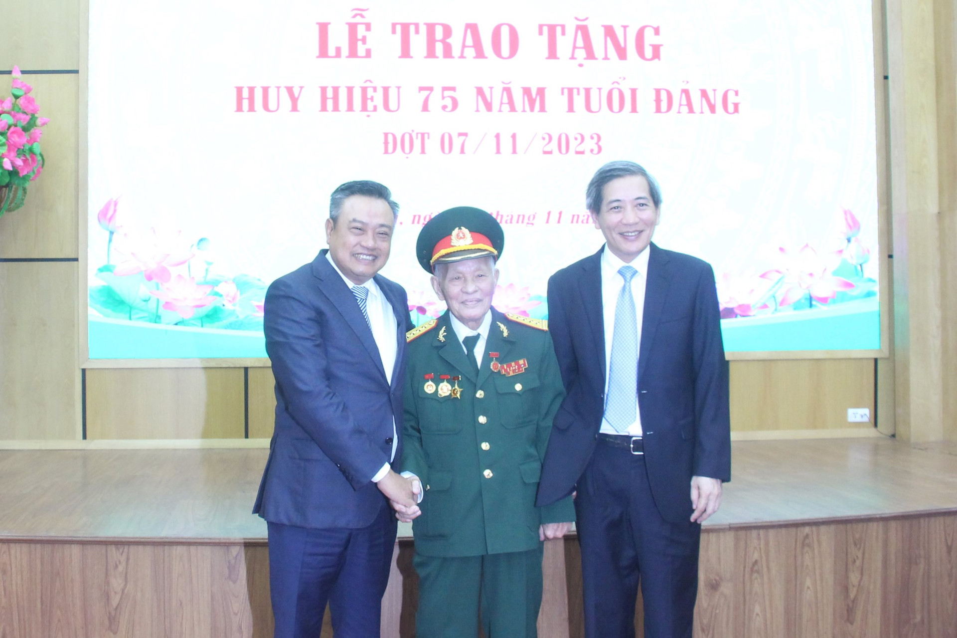 Chủ tịch UBND thành phố trao Huy hiệu 75 năm tuổi Đảng cho các đảng viên lão thành quận Ba Đình - ảnh 1