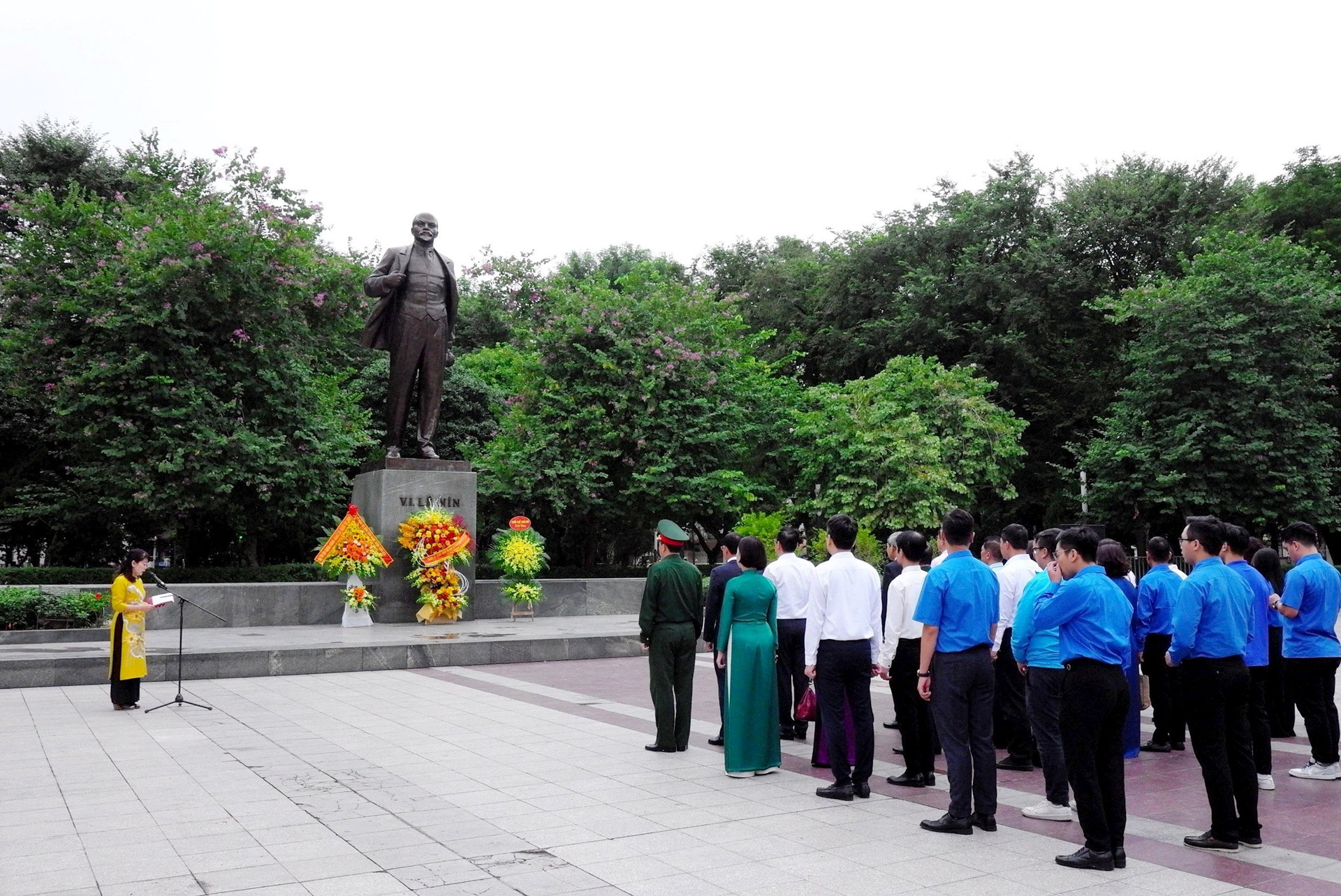 Lãnh đạo Thành phố dâng hoa tại Tượng đài V.I.Lênin nhân dịp kỷ niệm 106 năm Cách mạng Tháng Mười Nga - ảnh 2