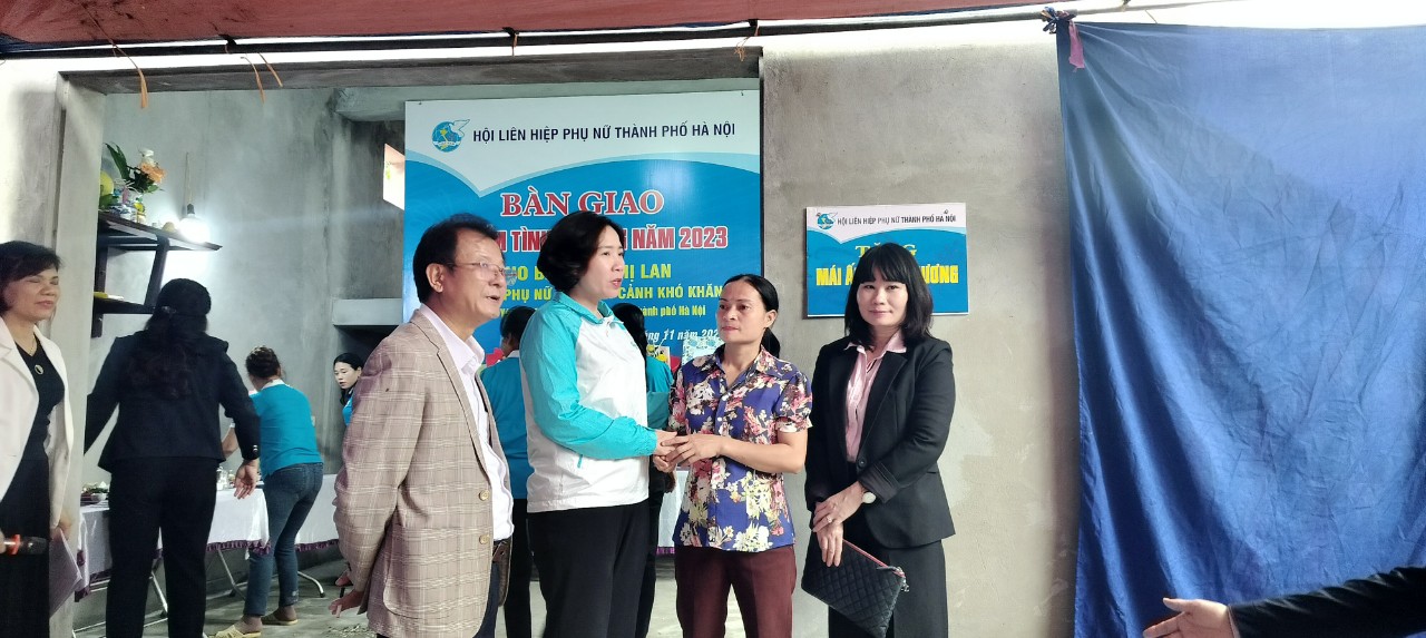  Bàn giao “Mái ấm tình thương”: Trao yêu thương, sẻ chia khó khăn với phụ nữ nghèo - ảnh 2