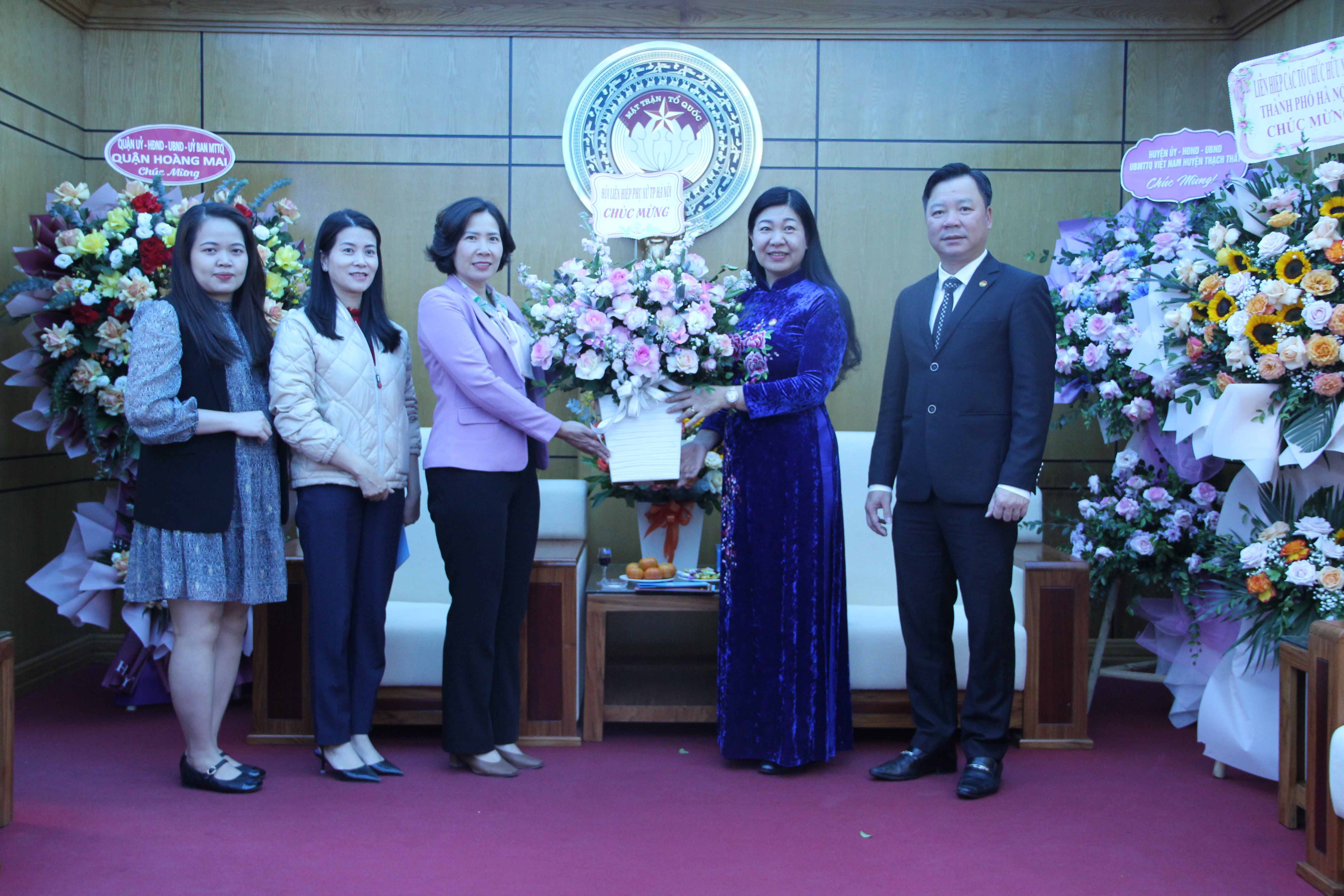 Lãnh đạo Hội LHPN Hà Nội chúc mừng ngày truyền thống Mặt trận tổ quốc và ngày Nhà giáo Việt Nam - ảnh 1
