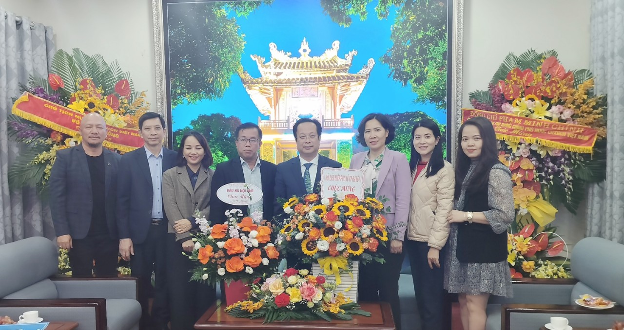Lãnh đạo Hội LHPN Hà Nội chúc mừng ngày truyền thống Mặt trận tổ quốc và ngày Nhà giáo Việt Nam - ảnh 2