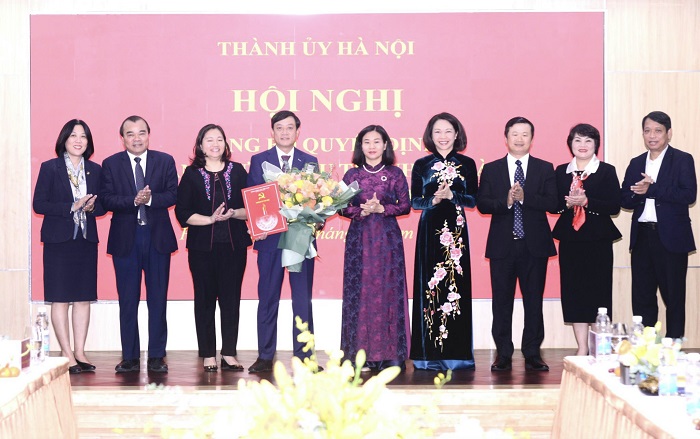 Phó Bí thư Thường trực Thành ủy Nguyễn Thị Tuyến trao quyết định cán bộ tại Tổng Công ty Du lịch Hà Nội - ảnh 1