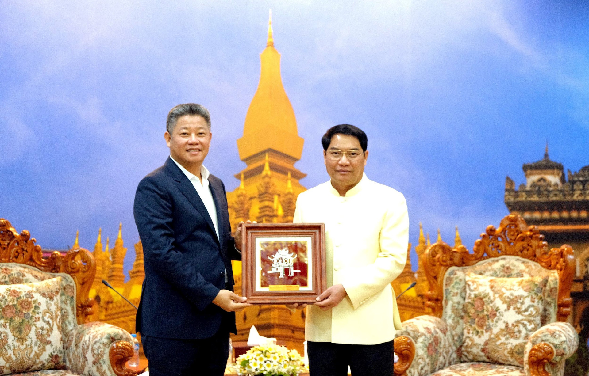 Đoàn đại biểu thành phố Hà Nội sang thăm và làm việc tại Thủ đô Viêng Chăn - ảnh 1