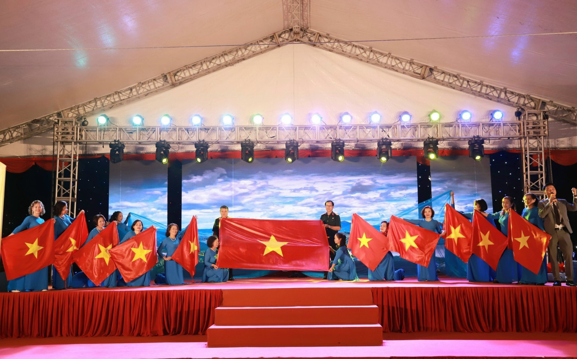 Bài 1: “Ngày Tết” đặc biệt tại những khu dân cư Thủ đô - ảnh 9