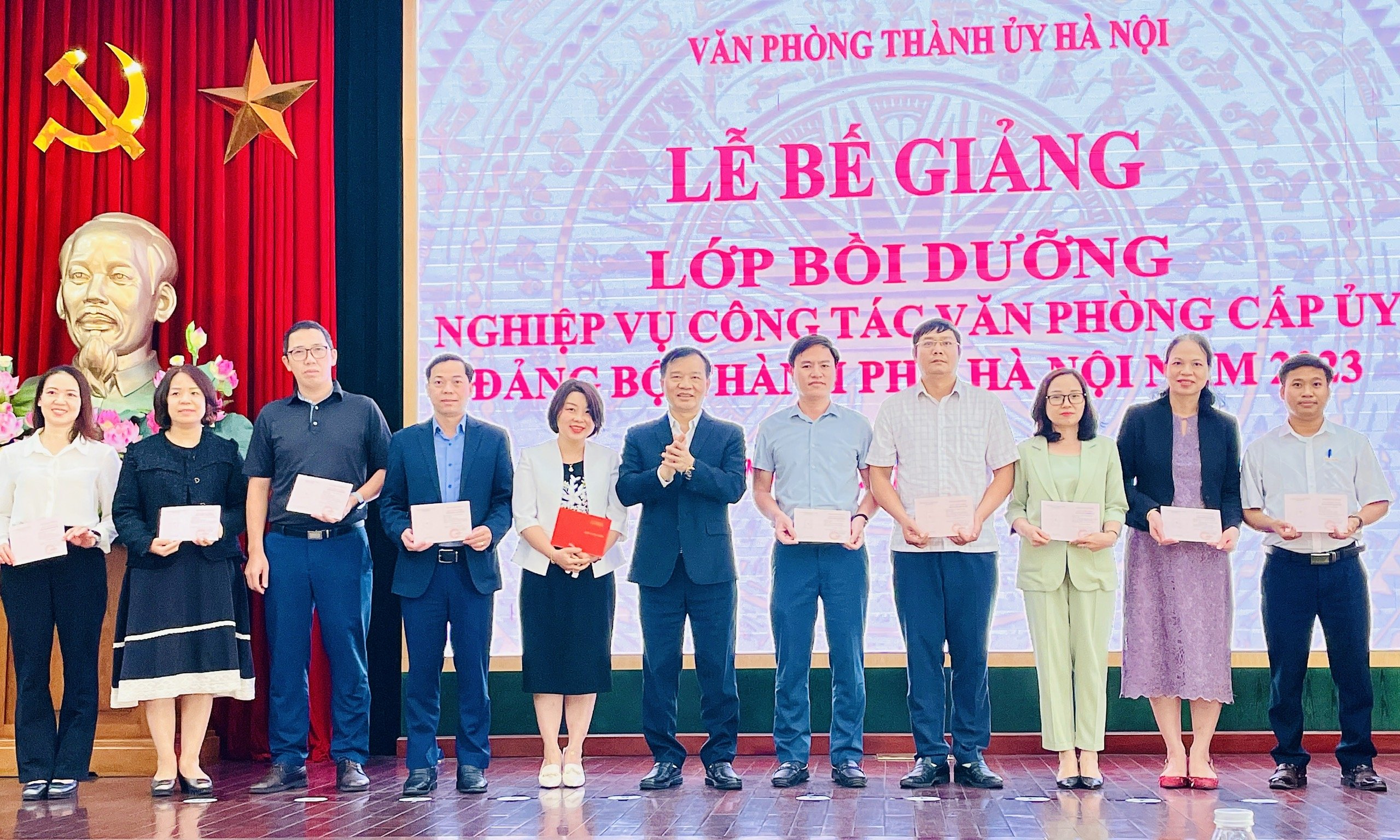 Gần 400 học viên hoàn thành lớp bồi dưỡng nghiệp vụ Văn phòng cấp ủy Đảng bộ thành phố Hà Nội - ảnh 1