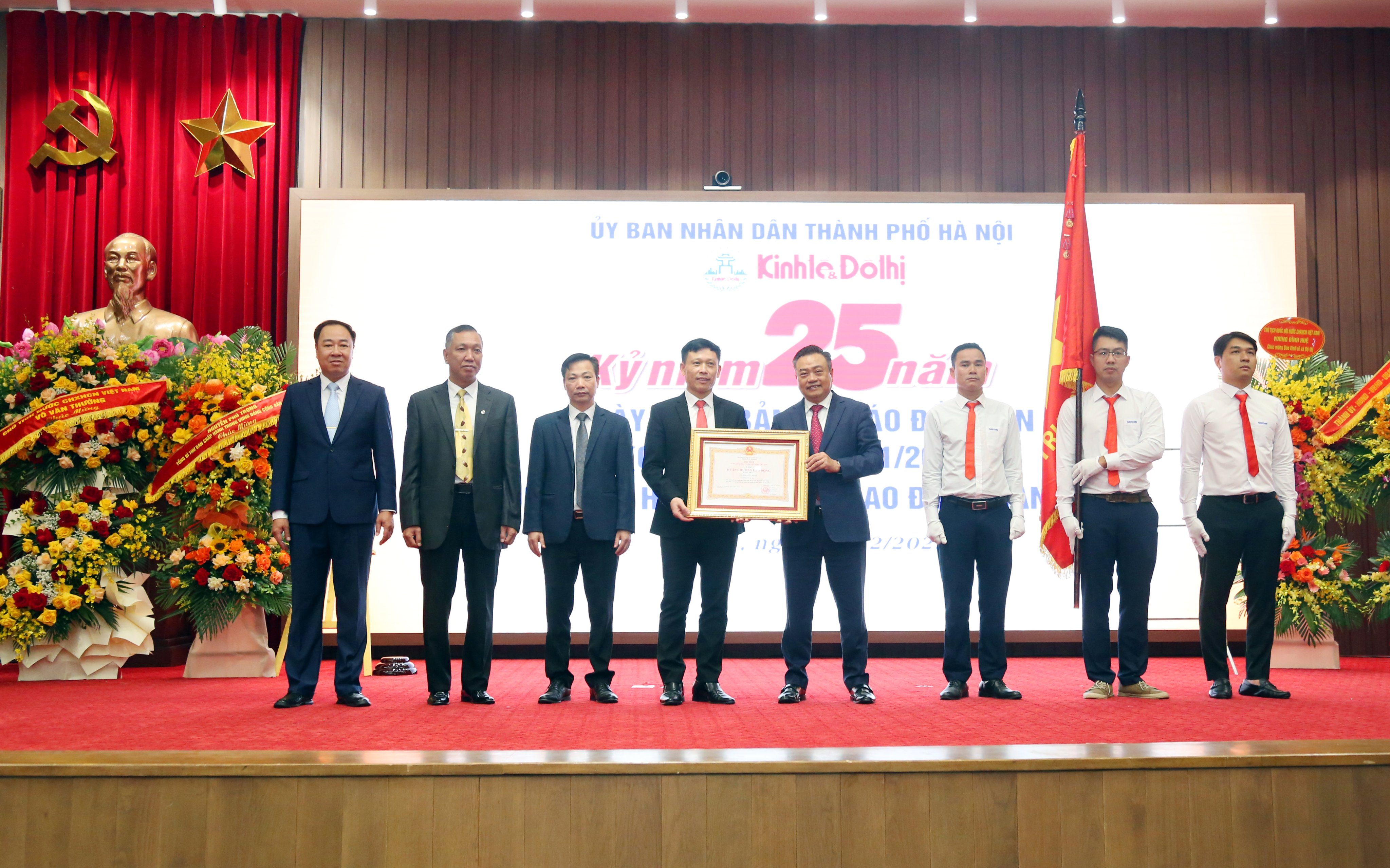 Báo Kinh tế & Đô thị đón nhận Huân chương Lao động hạng Nhất và kỷ niệm 25 năm Ngày xuất bản số báo đầu tiên - ảnh 2