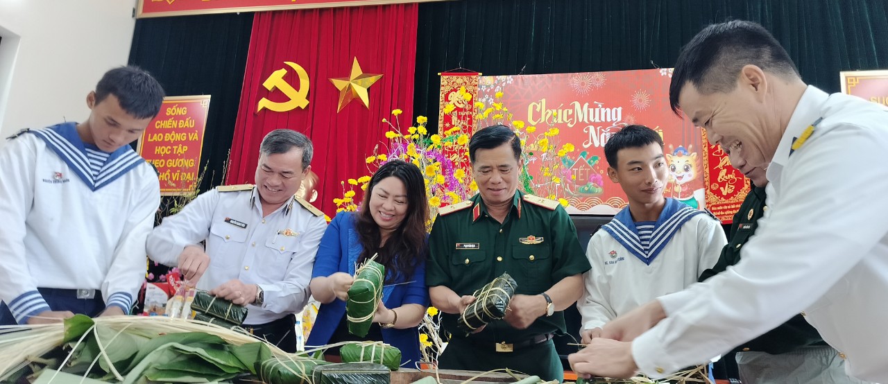 Những món quà Xuân đến với cán bộ, chiến sĩ, nhân dân huyện đảo Cồn Cỏ và Lý Sơn - ảnh 1
