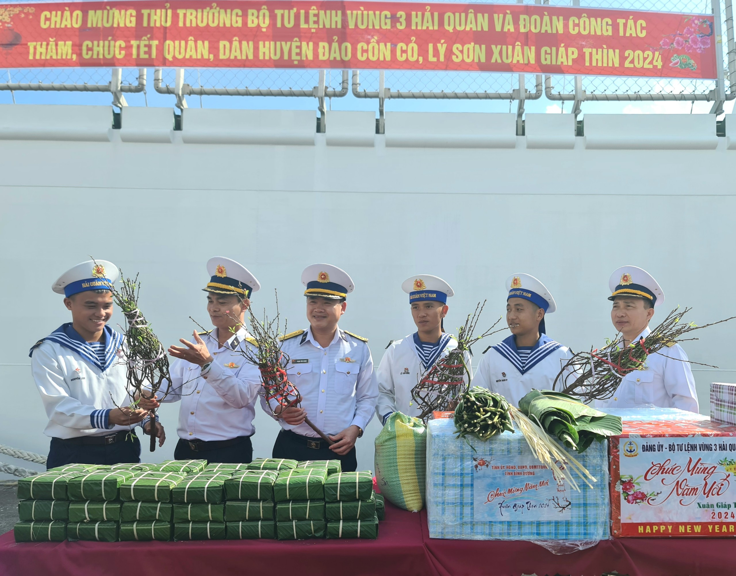 Những món quà Xuân đến với cán bộ, chiến sĩ, nhân dân huyện đảo Cồn Cỏ và Lý Sơn - ảnh 2