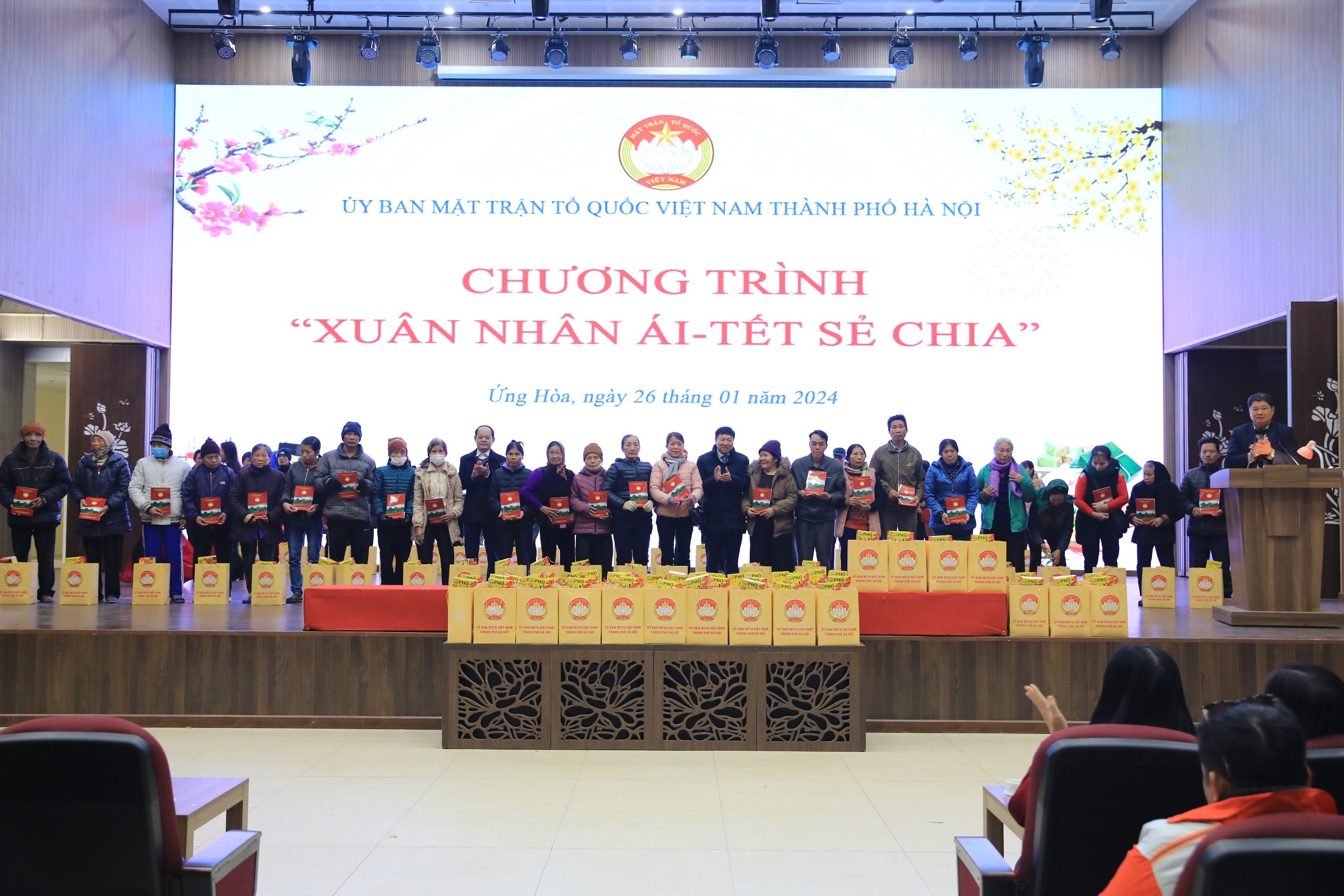 Ủy ban MTTQ Việt Nam TP Hà Nội sẻ chia yêu thương tới người nghèo huyện Ứng Hoà - ảnh 2