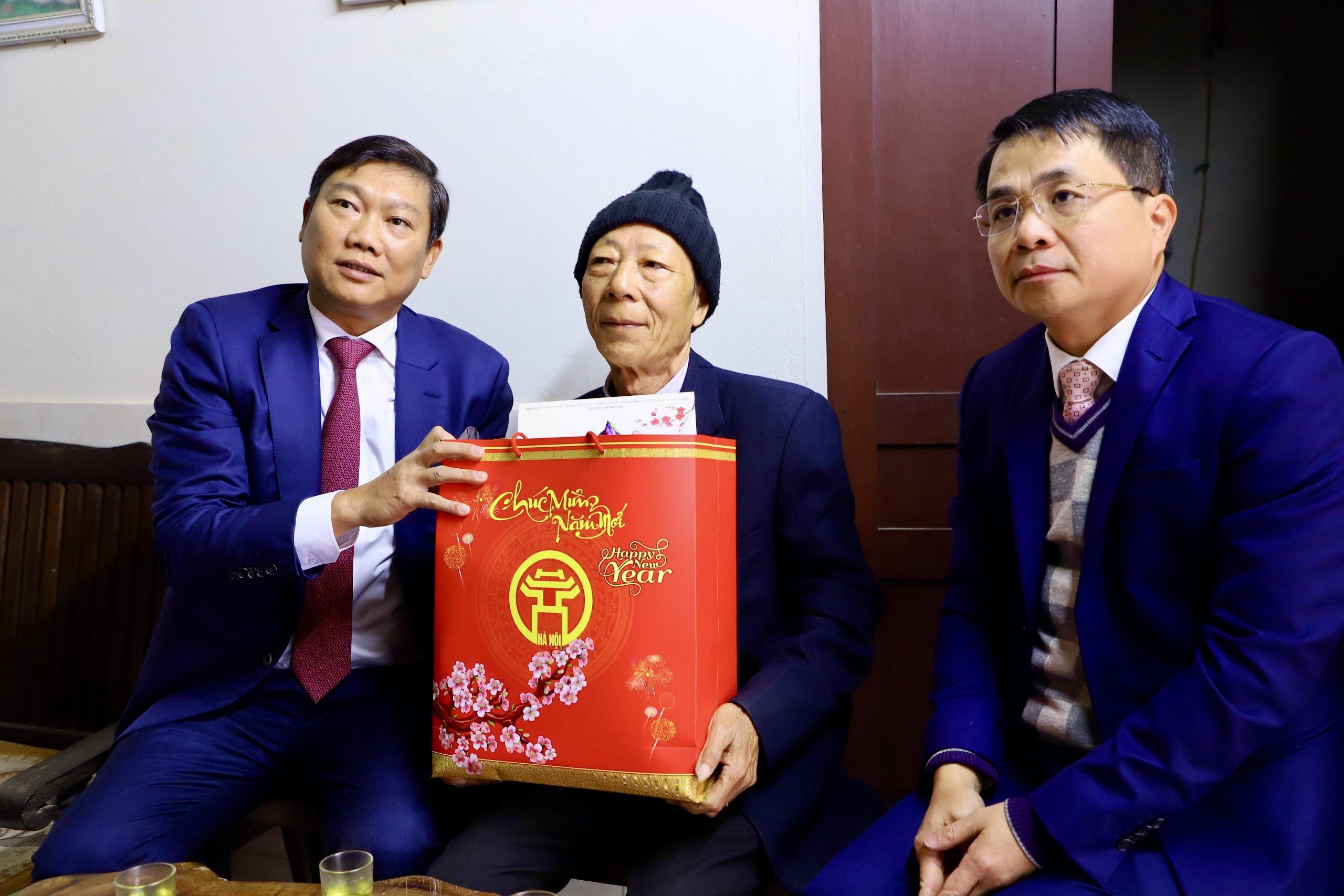 Lãnh đạo TP Hà Nội tặng quà Tết gia đình chính sách huyện Thạch Thất - ảnh 1
