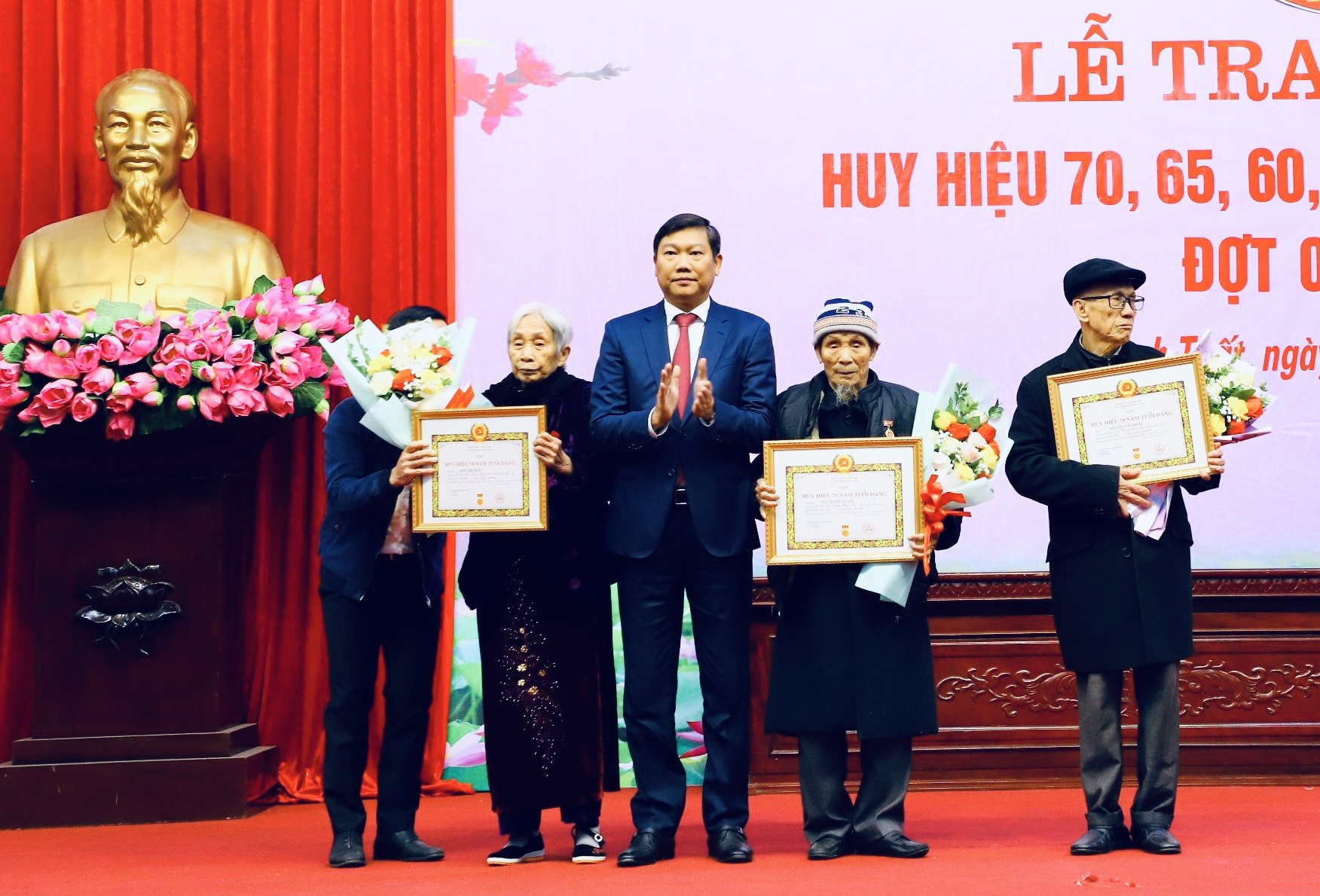 Trưởng ban Dân vận Thành ủy Đỗ Anh Tuấn trao Huy hiệu Đảng tại huyện Thạch Thất - ảnh 1