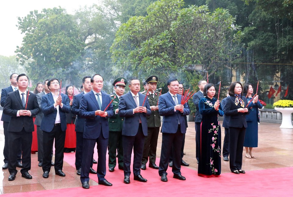 Lãnh đạo Thành phố dâng hương tưởng nhớ các vị liệt tổ, liệt tông và Chủ tịch Hồ Chí Minh - ảnh 1