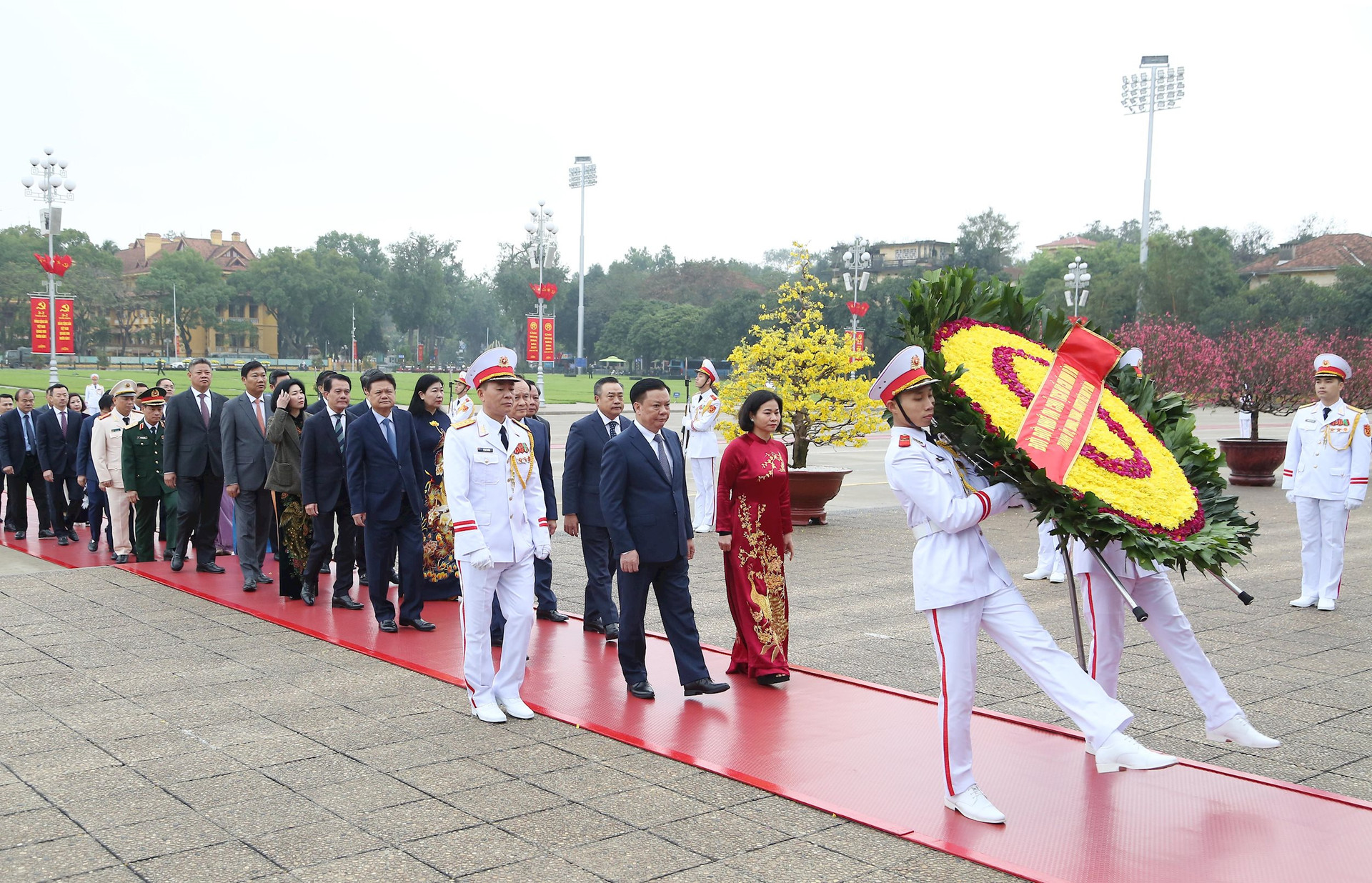 Lãnh đạo Đảng, Nhà nước, thành phố Hà Nội vào Lăng viếng Chủ tịch Hồ Chí Minh và tưởng niệm các Anh hùng liệt sĩ - ảnh 2